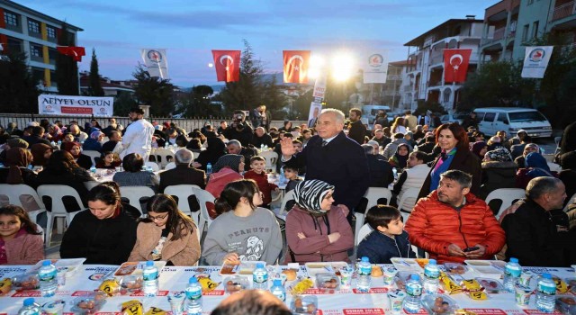 Denizli Büyükşehir iftar sofrasını Zeytinköyde kurdu