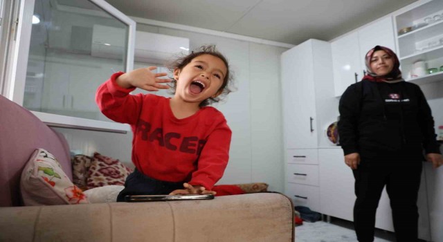 Depremde binadaki 70 kişiden 66sı hayatını kaybetti, kurtulan ailede anne hem çocuğuna bakıyor hem çalışıyor