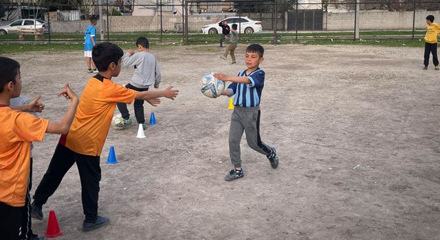 Depremzede Çocuklar Futbolla Umut Buluyor