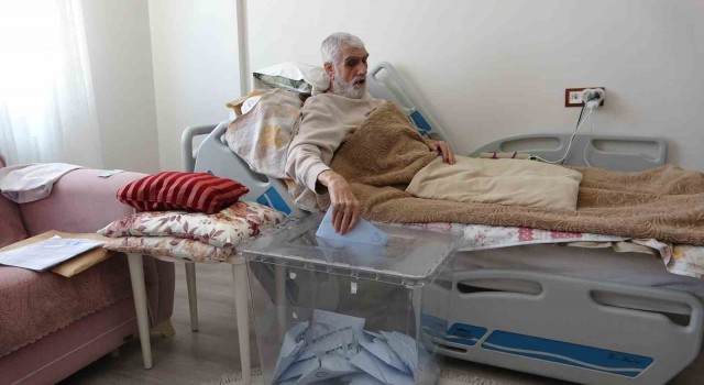Diyarbakırda bazı seçmenler evlerine götürülen ‘seyyar sandık ile oyunu kullandı