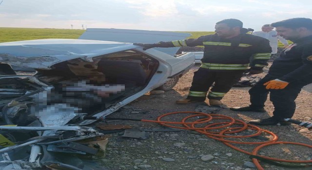 Diyarbakırda otomobil ile kamyon çarpıştı: 2 ölü, 1 ağır yaralı