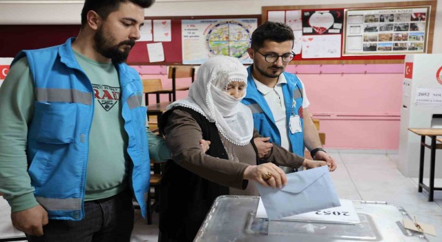 Diyarbakırda yaşlı ve hastalar Evde Sağlık Hizmeti ekiplerinin yardımıyla oylarını kullandı