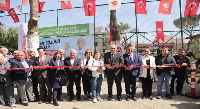 Efeler Belediyesi Umurlu Mahallesindek, halı sahayı hizmete açtı