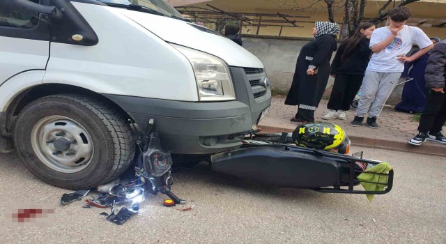 Ehliyetsiz motosiklet sürücüsü polisten kaçarken kaza yaptı: 2 yaralı