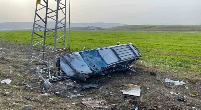 Elazığda hafif ticari araç elektrik direğine çarptı: 5 yaralı