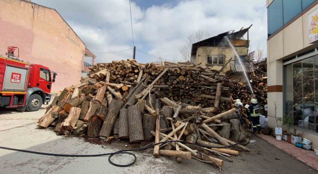 Elazığda soba, yangına neden oldu çatı katı kül oldu