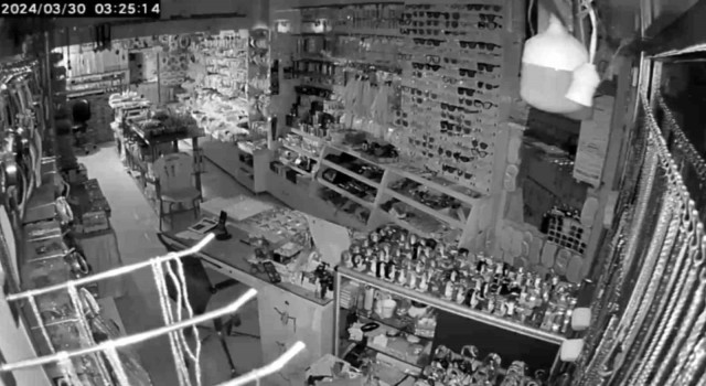Elazığdaki 4,7lik deprem anı güvenlik kameralarına böyle yansıdı