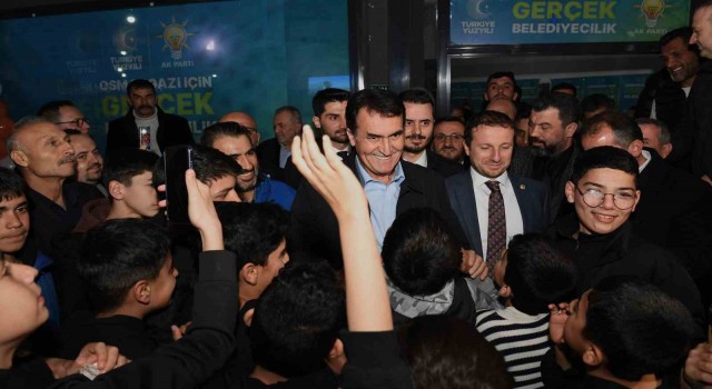 Emekte dev kalabalık Dündarı coşkuyla karşıladı