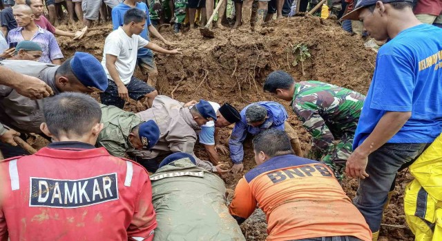 Endonezyadaki sel ve toprak kaymasında can kaybı 26ya yükseldi