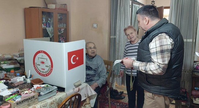 Engelli ve yaşlılar Seyyar sandıkla oy kullanıyor