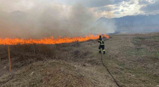 Erzincanda örtü yangını büyümeden söndürüldü