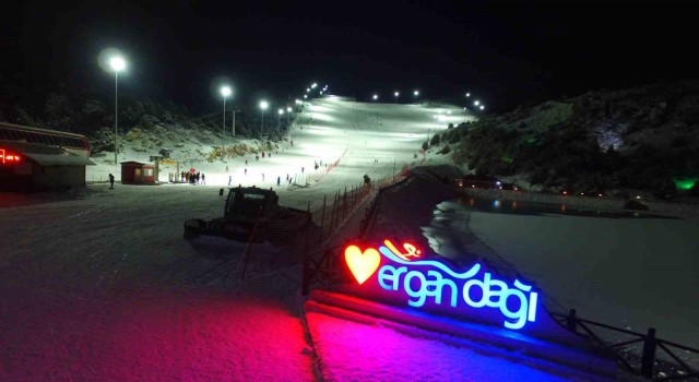 Erzincanlıların iftar sonrası aktivitesi Erganda gece kayağı oldu