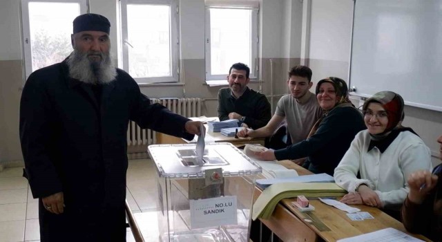 Erzurumda seçmen sandık başında