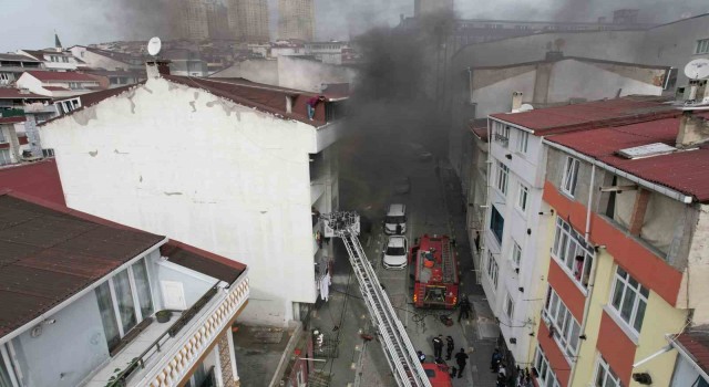 Esenyurtta bir vatandaş yangından kaçıp çatı katında kurtarılmayı bekledi