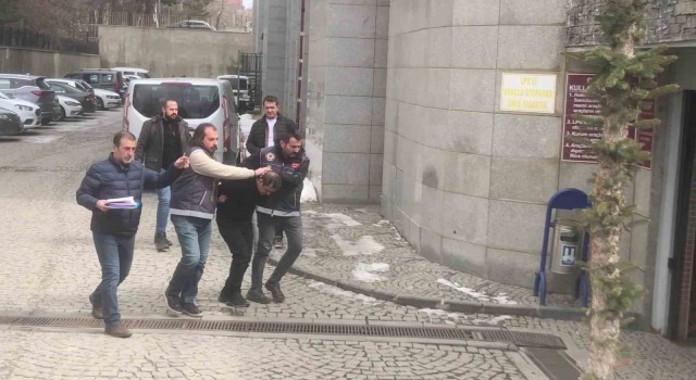 Eşini ve kızını bıçaklayarak öldüren öğretmen baba adliyeye sevk edildi