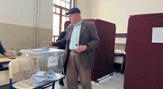 Eskişehirde sandığa ilk yaşlı ve özel gereksinimle bireyler gitti