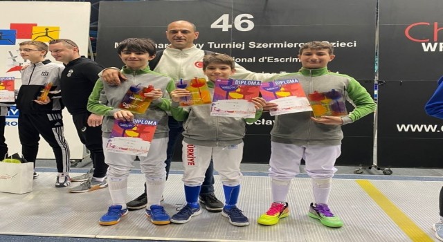 Eskrimciler Polonya'da üç madalya kazandı