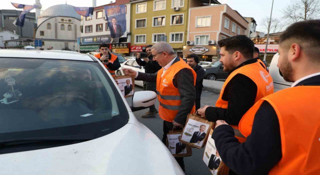 Eyüpsultanda trafikte kalan vatandaşlara iftariyelik ikramlarda bulundu