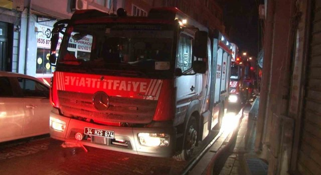 İstanbul Fatih'te 5 katlı binanın çatısında korkutan yangın