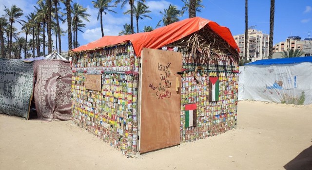 Gazzede yerinden edilenler için 3 bin boş konserve kutusundan çadır yaptı