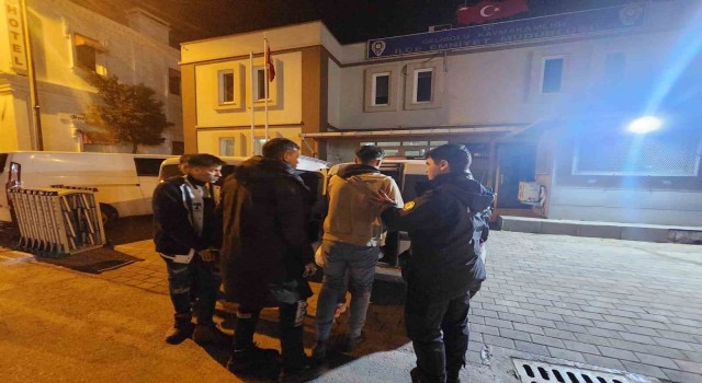 Geliboluda polis oturma izni olmayan 4 kaçak göçmen yakaladı