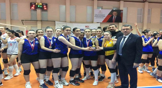 Genç KızlarVoleybol Şampiyonasında kupalar sahibini buldu