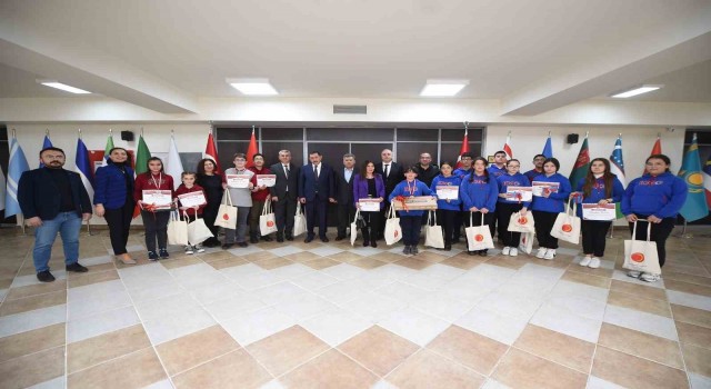 Geri dönüştürülebilir malzemelerden ürünler yapan öğrencilere ödülleri Başkan Vidinlioğlundan