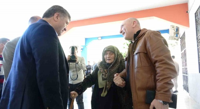 Giresunda 95 yaşındaki Emine Nine demokrasi için oyunu kullandı