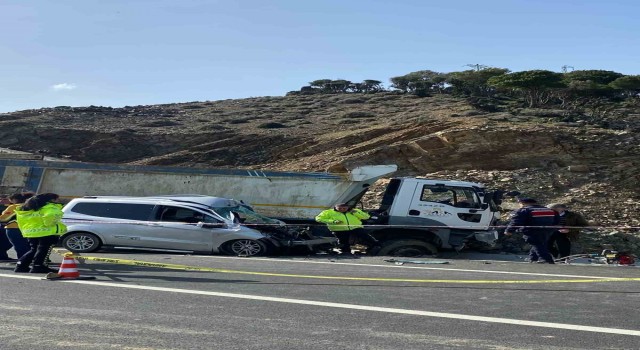 Gökçeadada kamyon ile ticari araç kafa kaya çarpıştı: 1 kişi öldü