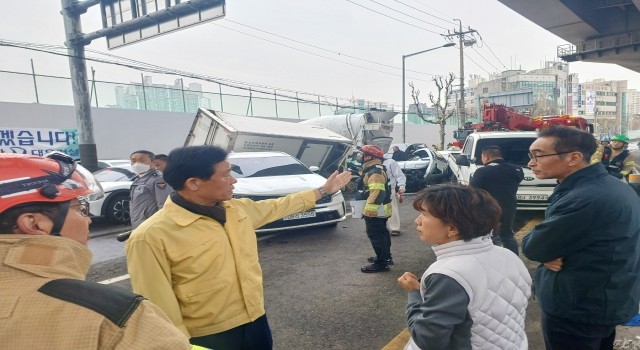 Güney Korede 13 araç zincirleme kazaya karıştı: 17 yaralı