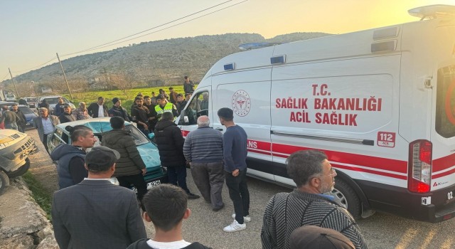 Hafif ticari araç ile otomobil çarpıştı: 1 yaralı