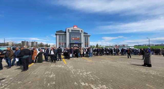 Hak sahipliği için uzun kuyruklar oluştu