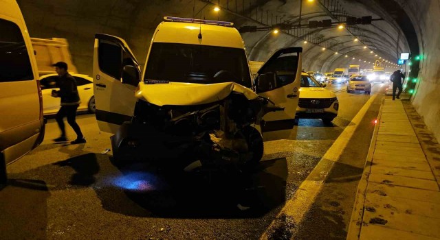 Hakim ve savcıları taşıyan servis minibüsü kaza yaptı: 2 kişi hafif şekilde yaralandı