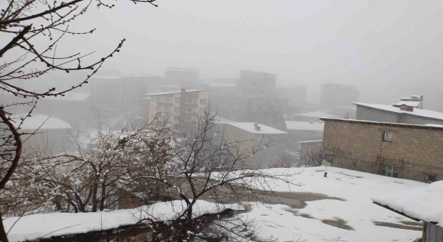 Hakkaride 23 yerleşim yolu kapandı