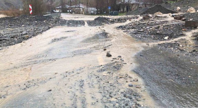 Hakkaride çığdan sonra sel meydana geldi