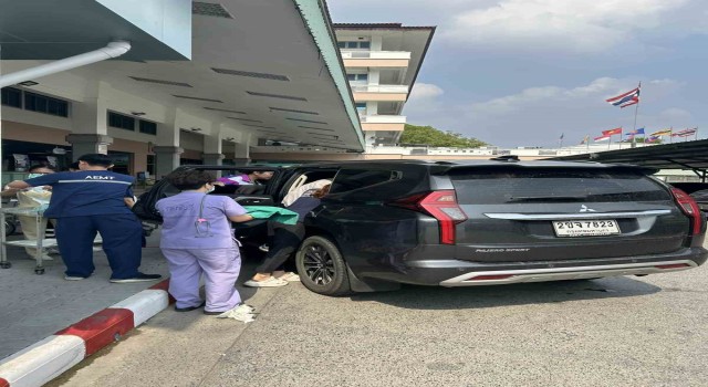 Hamile kadın hastaneye 300 metre kala aracın arka koltuğunda doğum yaptı