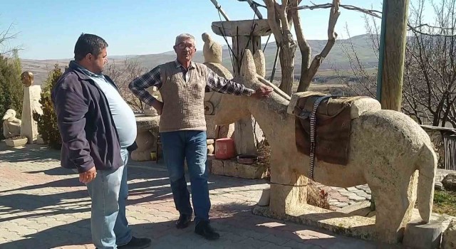 Hayalleri dokunuşlarıyla taş kesiliyor