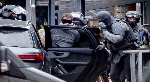 Hollandada kafede tutulan tüm rehineler serbest bırakıldı