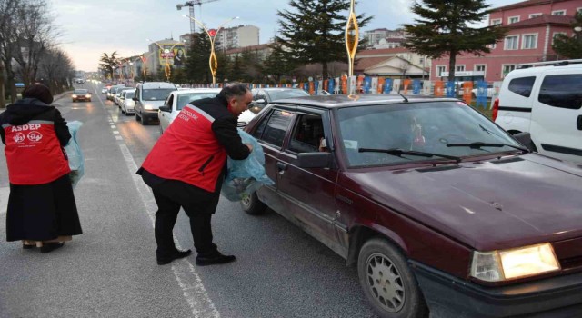 İftara yetişemeyenlerin yardımına ASH koşuyor