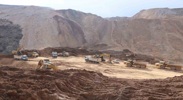 İliçteki maden ocağında toprak altında kalan pikaba ulaşıldı