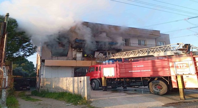 İncirliovadaki ev yangınında 2 kişi dumandan etkilendi