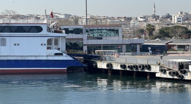 İstanbul sahillerinde çöp birikintisi