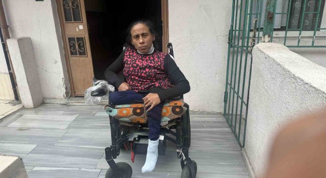 İstanbulda bekçilerden insanlık örneği kamerada: Bedensel engelli kadını evine kadar taşıdılar