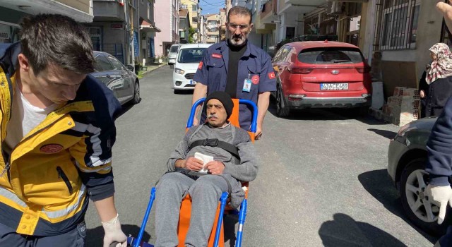 İstanbulda KOAH hastası evinden alınıp ambulansla oy vermeye götürüldü