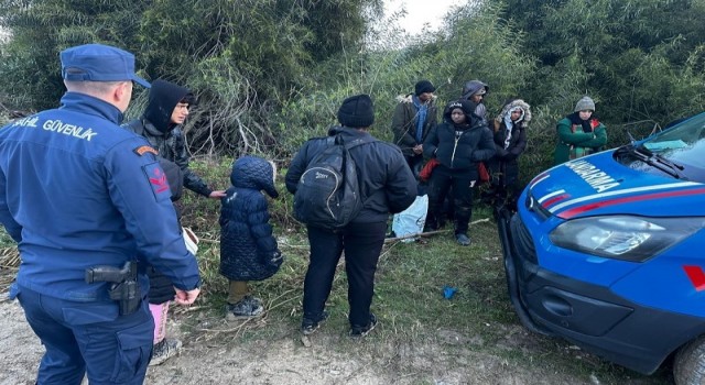 İzmirde karada ve denizde 91 kaçak göçmen yakalandı