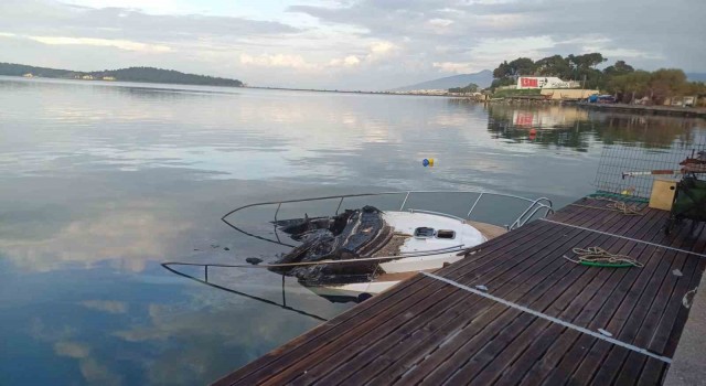 İzmirde korku dolu anlar: Patlayan tekne alevler içinde kaldı