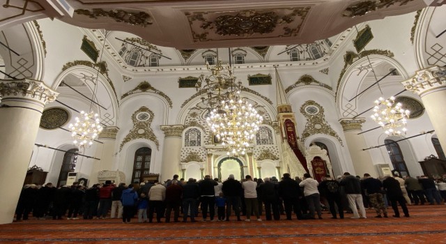 İzmirde mübarek Ramazan ilk teravih ile başladı