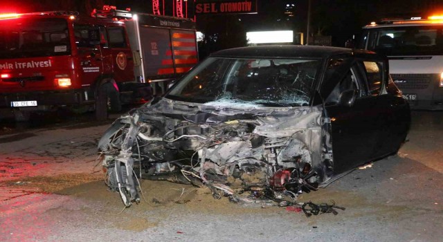 İzmirde refüje çarpan otomobil taklalar attı: 1 ölü