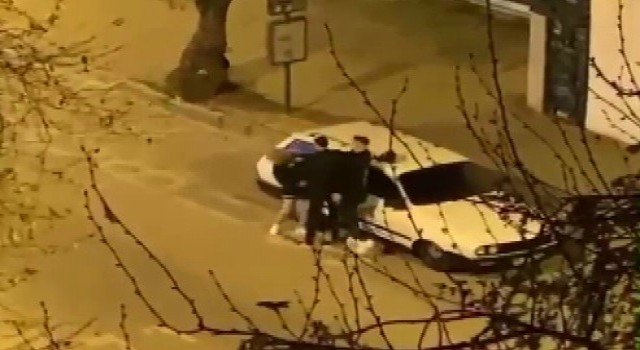 İzmir'de sokak ortasında kadına şiddet kamerada