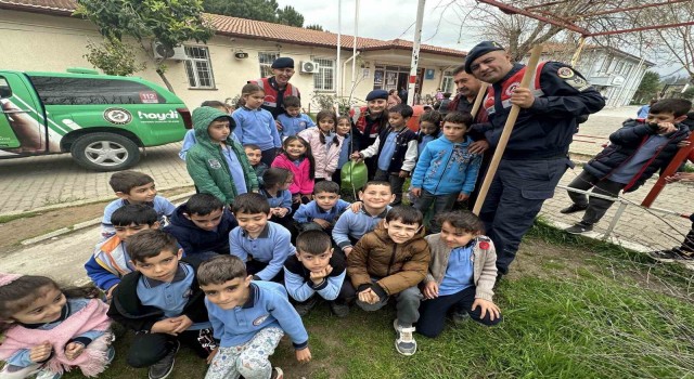 Jandarma ekipleri minikler ile birlikte fidan dikti